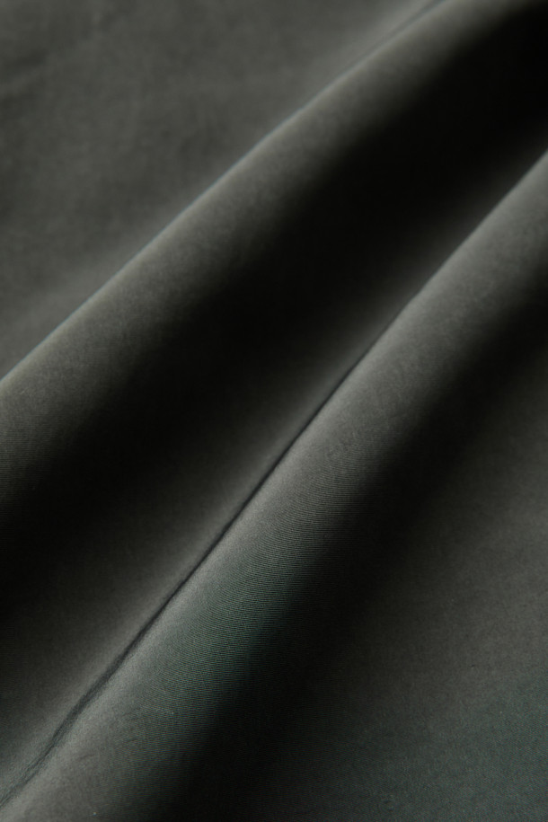 메리노 퍼(FUR) 숏 다운 점퍼는 겨울철 일상, 아웃도어 활동은 물론 캠핑룩에 활용하기 좋은 아우터입니다. 베이직한 디자인에 카키 색상으로 어떤 스타일에도 잘 어울립니다. 메리노 퍼(FUR) 카라 탈부착이 가능하며, 덕다운 80%와 깃털 20%의 충전재, 필파워 650으로 우수한 보온성을 자랑합니다. 숏 기장, 레귤러핏으로 편안한 착용감을 제공하며, 소매 시보리, 기모 주머니, 사이드 플랩 포켓, 내부 사이드 포켓, 하단 아웃 포켓 등 실용적인 디테일을 더했습니다. 부드러운 촉감과 가벼운 무게감으로 편안하게 착용할 수 있습니다.
