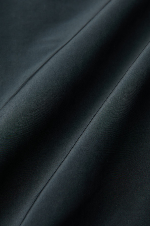 메리노FUR 숏 다운 점퍼는 겨울철 따뜻함과 스타일을 동시에 잡을 수 있는 아우터입니다. 블랙과 베이지 두 가지 색상으로 출시되어 출근룩, 여행룩 등 다양한 TPO에 활용 가능하며, 미니멀, 클래식, 캐주얼 스타일을 연출하기 좋습니다. 메리노 카라 탈부착이 가능하며, 덕다운 80%와 깃털 20% 충전재, 필파워 650으로 보온성과 경량성을 동시에 제공합니다. 숏 기장의 레귤러핏 디자인에, 소매 시보리, 기모 주머니, 사이드 플랩 포켓, 내부 사이드 포켓 2개 등 실용적인 디테일을 더했습니다. 부드러운 촉감과 긴 소매 기장으로 편안하게 착용할 수 있는 데일리 다운 점퍼입니다.
