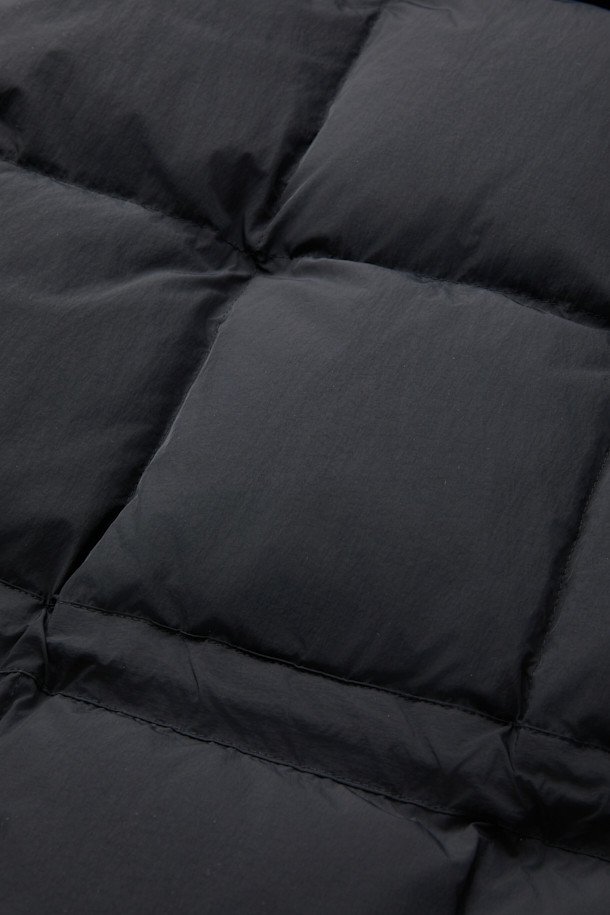 클래식한 매력의 스퀘어 퀼팅 후드 미들 다운은 겨울철 출근룩과 여행룩에 모두 잘 어울립니다. 부드러운 머스코비 다운 충전재(솜털 80%, 깃털 20%)와 필파워 700~750으로 뛰어난 보온성을 제공하며, 여유로운 핏으로 편안한 착용감을 선사합니다. 허리 스트링, 빅 포켓, 내부 및 하단 보조 포켓, 후드 디자인으로 실용성을 높였으며, 버튼 여밈 방식으로 간편하게 착용할 수 있습니다. 미디엄 기장의 블랙 컬러 다운 점퍼로, 미니멀하고 캐주얼한 스타일을 연출하기 좋습니다.
