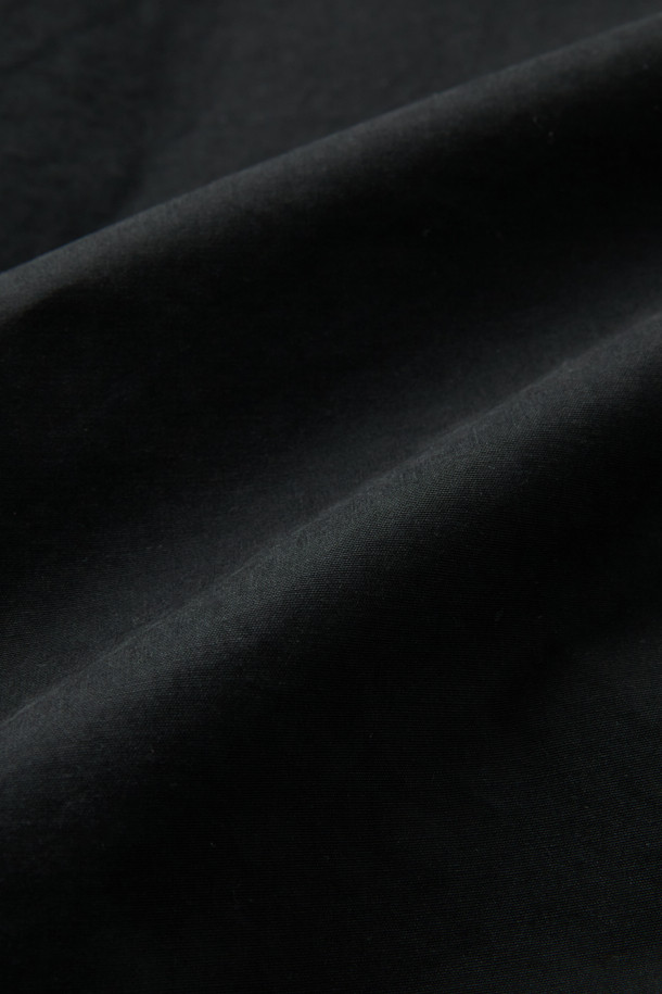 [epigram 여성] 코듀로이 카라 배색 재킷은 클래식한 무드의 여성용 아우터입니다. 힙을 덮는 미디엄 기장의 블랙 컬러 자켓으로, 간절기와 초겨울에 착용하기 좋습니다. 부드러운 코듀로이, 면혼방, 폴리혼방 소재로 제작되어 탄탄한 촉감과 두께감을 자랑하며, 래글런 소매와 세미 드롭 숄더 디자인으로 편안한 착용감을 선사합니다. 안쪽은 체크 패턴으로 포인트를 주었으며, 카라 비죠 디자인과 경량 충전재가 더해져 보온성을 높였습니다. 겨울 데일리룩, 출근룩, 모임룩 등 다양한 상황에 미니멀하고 시크하게 연출할 수 있습니다.
