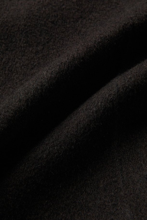 [epigram 여성] 울캐시 발마칸 롱코트는 부드러운 울과 캐시미어 혼방 소재로 제작되어 가을, 겨울 시즌에 따뜻하게 착용할 수 있는 여성용 발마칸 코트입니다. 블랙 컬러의 미니멀하고 클래식한 디자인으로, 출근룩, 오피스룩, 모임룩 등 다양한 TPO에 활용 가능합니다. 오버핏 실루엣에 롱 기장으로, 퀼팅 안감과 탈착 가능한 벨트, 등판 트임, 스트라이프 소매 안감 등의 디테일이 돋보입니다. 긴 소매와 두꺼운 두께감으로 보온성을 높였으며, 부드러운 촉감이 특징입니다. 버튼 여밈 방식으로 간편하게 착용할 수 있습니다.
