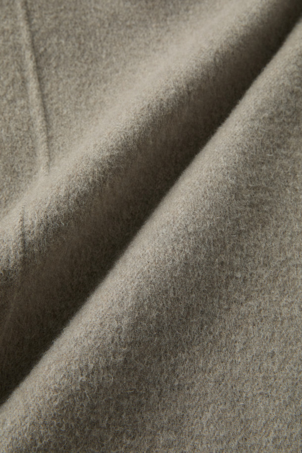 가을, 겨울 시즌을 위한 울캐시 발마칸 롱코트입니다. 베이지와 그레이 두 가지 컬러로 출시되었으며, 미니멀하고 클래식한 스타일을 연출합니다. 부드러운 촉감의 울과 캐시미어 혼방 소재로 제작되어 고급스러운 착용감을 선사합니다. 오버핏과 루즈핏 디자인으로 편안하게 착용 가능하며, 퀼팅 안감, 등판 뒤트임, 탈착 가능한 벨트 등의 디테일이 돋보입니다. 겨울 데일리룩, 오피스룩, 모임룩 등 다양한 TPO에 활용 가능하며, 소매 스트라이프 배색과 핸드메이드 봉제 디테일로 시크한 무드를 더했습니다.
