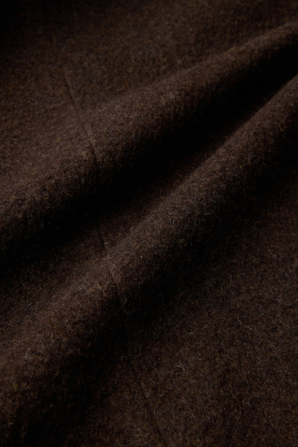 [epigram여성] 숄 카라 알파카 재킷은 이탈리아 FORTUNY사의 울 알파카 블렌디드 소재로 제작되어 부드러운 촉감과 뛰어난 보온성을 자랑합니다. 세미 오버핏으로 편안하면서도 세련된 실루엣을 연출하며, 숄 카라 디자인이 우아한 분위기를 더합니다. 브라운 컬러의 무지 패턴으로 어떤 룩에도 쉽게 매치할 수 있으며, 허리 벨트와 싱글 버튼 여밈으로 다양한 스타일을 연출할 수 있습니다. 긴 소매 기장과 두꺼운 두께감으로 가을, 겨울 시즌 데일리룩, 오피스룩, 모임룩에 활용하기 좋습니다. 오픈 포켓과 안감이 있어 실용성을 높인 미니멀하고 시크한 스타일의 재킷입니다.
