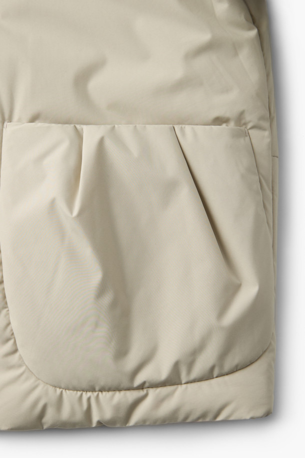 **하이넥 패딩 점퍼(머플러set)**는 겨울철 데일리룩, 동네 마실룩, 산책룩에 어울리는 미니멀하고 베이직한 스타일의 아우터입니다. 아이보리, 화이트 두 가지 색상으로 출시되었으며, 숏 기장의 오버핏 디자인으로 편안한 착용감을 선사합니다. 하이넥 디자인과 머플러 세트 구성으로 보온성을 높였으며, 드롭 숄더, 입체 패턴, 볼륨감, 소매 턱 디테일, 드로우스트링, 아웃포켓 등 다양한 특징을 갖추었습니다. 부드러운 촉감의 폴리에스터 소재로 제작되었으며, 두꺼운 두께감과 경량 패딩 안감으로 따뜻함을 유지해 줍니다. 
