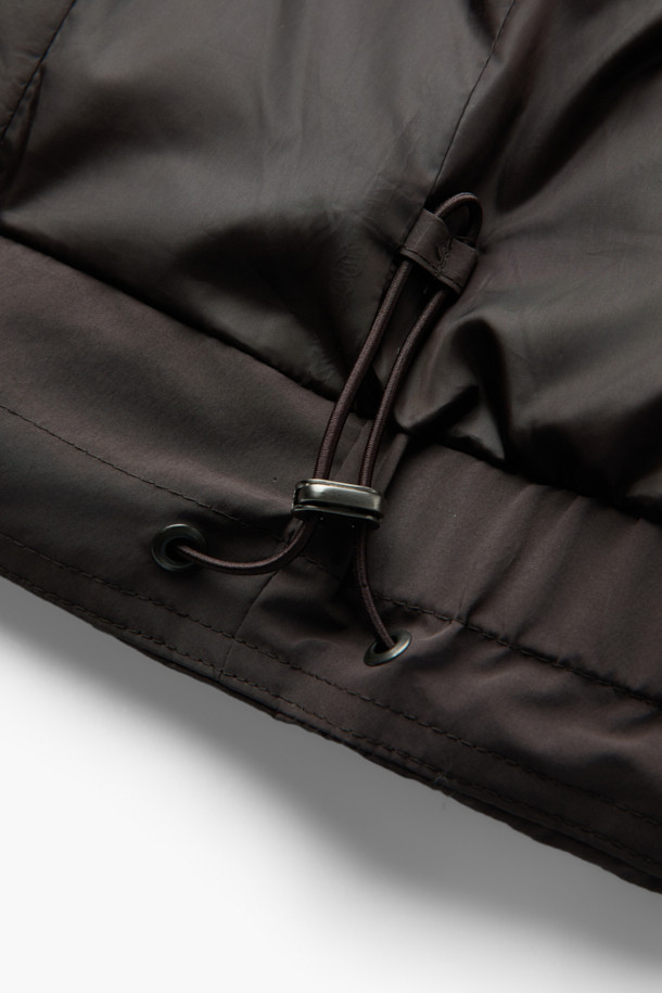 [epigram 여성] 카라 숏다운 점퍼는 미니멀하고 클래식한 스타일을 추구하는 여성들을 위한 겨울철 필수 아이템입니다. 부드러운 촉감의 폴리에스테르 소재와 두꺼운 두께감으로 뛰어난 보온성을 제공하며, 방수 기능까지 갖춰 눈, 비로부터 안전하게 보호해줍니다. 카라넥 디자인과 넌퀼팅 스타일로 세련된 분위기를 연출하며, 덕다운 충전재와 히든 포켓, 고밀도 원단, 형태 안정성 등 섬세한 디테일이 돋보입니다. 출근룩으로도 손색없는 레귤러핏의 브라운 컬러 숏다운 점퍼로, 긴 소매와 지퍼 및 스냅 여밈 방식을 통해 편안하게 착용할 수 있습니다.
