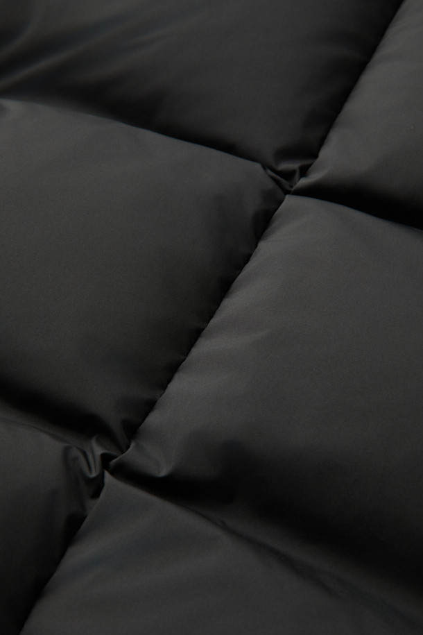 [epigram 여성] 숄카라 미들 다운은 미니멀하고 우아한 스타일을 추구하는 여성들을 위한 겨울철 필수 아이템입니다. 부드러운 촉감의 나일론 소재와 두꺼운 두께로 뛰어난 보온성을 제공하며, 숄 카라 디자인이 세련된 분위기를 연출합니다. 루즈핏으로 편안한 착용감을 선사하며, 히든 포켓, 드로우스트링, 넌퀼팅, 덕다운 충전재, 초경량, 고밀도 안감 등의 디테일이 돋보입니다. 블랙 컬러의 무지 디자인으로 출근룩, 모임룩 등 다양한 TPO에 활용 가능하며, 미니멀, 클래식, 시크한 스타일을 완성합니다. 스냅 및 더블 버튼 여밈 방식으로, 긴 소매 기장의 미디엄 기장 아우터입니다.
