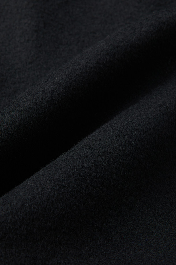 세련된 블랙 컬러의 핸드메이드 코트입니다. 울과 캐시미어 혼방 소재로 제작되어 부드러운 촉감과 뛰어난 보온성을 자랑하며, 한겨울에도 따뜻하게 착용할 수 있습니다. 롱 기장에 오버핏으로 디자인되어 미니멀하면서도 클래식한 스타일을 연출하며, 출근룩, 오피스룩, 모임룩 등 다양한 TPO에 활용 가능합니다. 뒷 슬릿, 웰트 포켓, 인포켓 디테일과 comfortemp® 패딩 안감으로 실용성을 높였습니다. 버튼 여밈 방식의 긴소매 코트로 시크한 분위기를 더해보세요.
