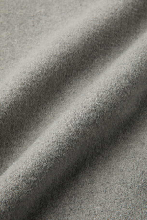 미니멀하고 세련된 무드의 핸드메이드 코트입니다. 울과 캐시미어 혼방 소재로 제작되어 부드러운 촉감과 뛰어난 보온성을 자랑하며, 겨울철에도 따뜻하게 착용할 수 있습니다. 롱 기장과 오버핏 디자인으로 편안하면서도 시크한 스타일을 연출하며, 버튼 여밈 방식과 싱글 코트 타입으로 클래식한 매력을 더했습니다. 웰트 포켓, 인포켓, 뒷 슬릿, comfortemp® 패딩 안감 디테일로 실용성을 높였으며, 오피스룩, 출근룩, 모임룩 등 다양한 TPO에 활용 가능합니다.
