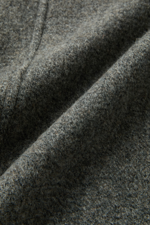 차분한 그레이 컬러의 패턴 발마칸 코트입니다. 울과 나일론 혼방 소재로 제작되어 부드러운 촉감과 함께 겨울철 따뜻함을 선사합니다. 히든 버튼과 스냅으로 여밈 방식이 간편하며, 레귤러핏으로 편안한 착용감을 제공합니다. 사이드 슬릿, 소매 버튼 비조, 넥마스크형 비조 탈부착, 히든 플래킷 등의 디테일이 돋보이며, 클래식, 모던, 캐주얼 등 다양한 스타일 연출에 활용할 수 있습니다. 겨울 데일리룩, 출근룩, 모임룩 등 TPO에 맞춰 활용 가능하며, 미니멀한 스타일을 선호하는 분들께 추천합니다.
