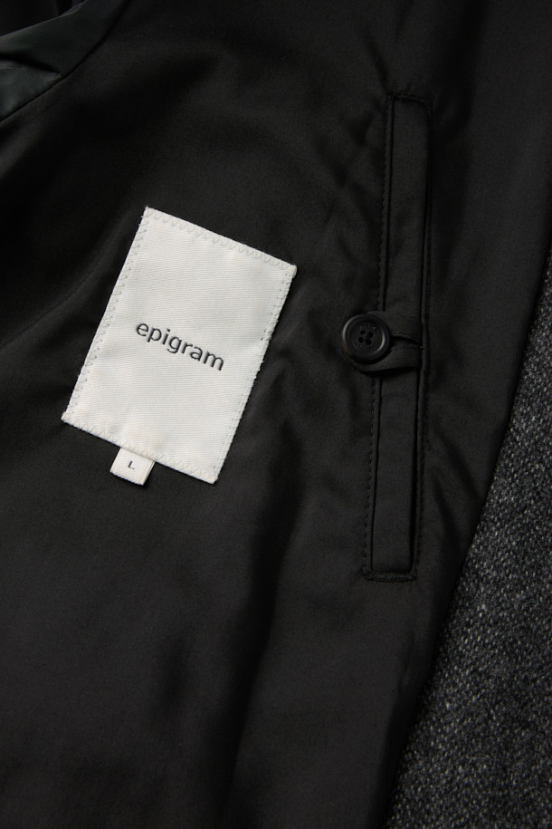 알파카 체스터 코트는 부드러운 촉감과 뛰어난 보온성을 자랑하는 겨울철 필수 아우터입니다. 클래식하고 모던한 무드를 동시에 느낄 수 있으며, 히든 버튼과 루즈핏 디자인으로 편안한 착용감을 선사합니다. 무지 패턴의 그레이 컬러로 어떤 스타일에도 쉽게 매치할 수 있으며, 오피스룩, 출근룩, 모임룩 등 다양한 TPO에 활용 가능합니다. 스티치리스 봉제, 하프라이닝, 사이드 슬릿 등의 디테일과 알파카와 울 혼방 소재는 고급스러운 분위기를 더합니다. 미니멀, 시크 스타일을 선호하는 분들께 추천합니다.
