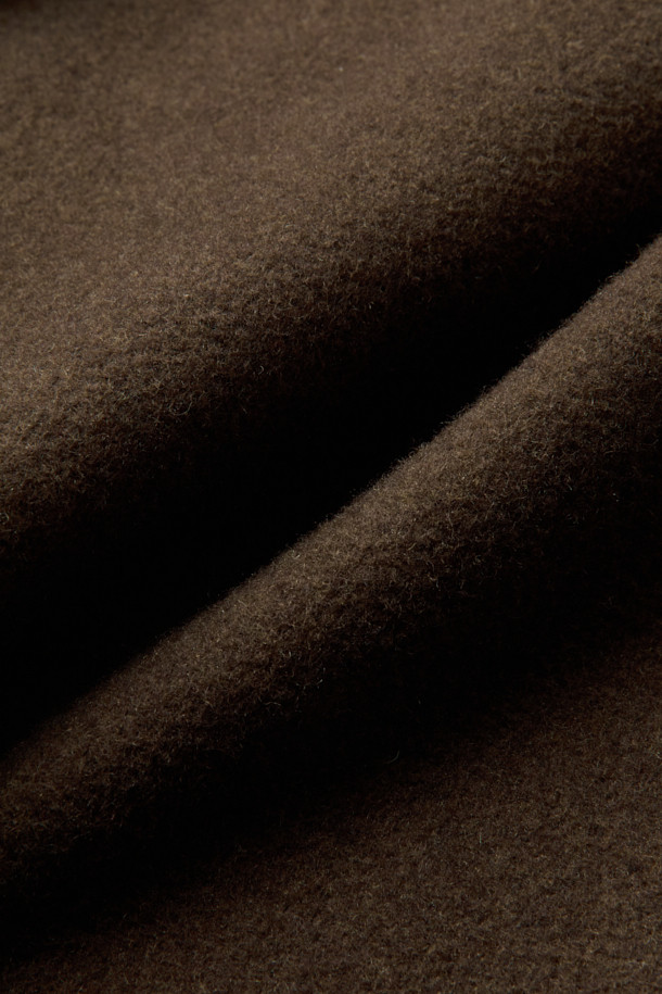 세련된 남성미를 선사하는 스탠드넥 벨티드 코트입니다. 부드러운 울 소재로 제작되어 뛰어난 촉감과 보온성을 자랑하며, 가을과 겨울 시즌에 적합합니다. 하이넥 디자인과 탈부착 가능한 허리 벨트가 클래식하면서도 세련된 스타일을 연출하며, 웰트 포켓, 뒷면 슬릿, 소매 비조 디테일이 고급스러움을 더합니다. 세미 오버핏으로 제작되어 편안한 착용감을 제공하며, 오피스룩, 비즈니스 캐주얼, 모임룩 등 다양한 TPO에 활용 가능합니다. 브라운 컬러의 무지 디자인으로 미니멀하고 클래식한 매력을 선사합니다.
