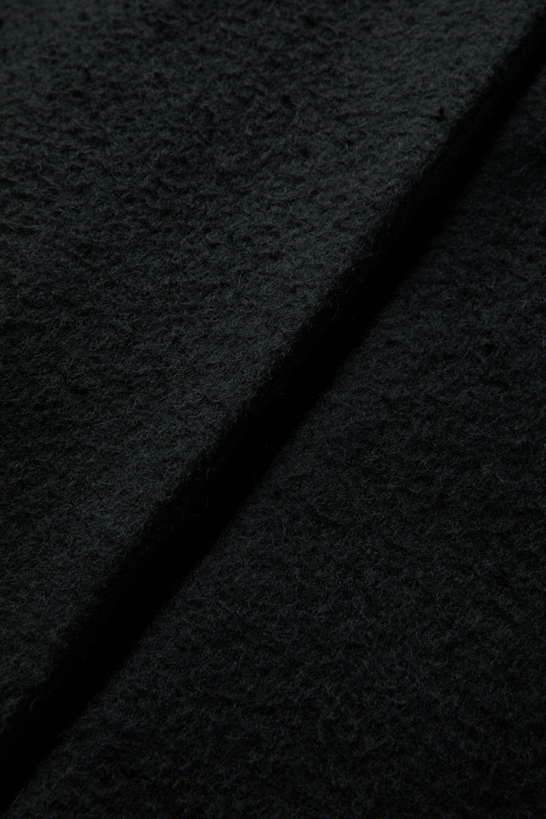 **카센티노 숄카라 벨티드 코트**는 여성스러운 실루엣을 강조하는 겨울철 필수 아우터입니다. 부드러운 울 소재의 두꺼운 카센티노 조직으로 제작되어 높은 보온성을 제공하며, 오버핏과 A라인 핏으로 편안하면서도 세련된 스타일을 연출합니다. 숄카라 디자인과 탈부착 가능한 벨트, 웰트 포켓, 뒤쪽 맞주름 디테일이 특징이며, 클래식, 미니멀, 시크한 스타일을 즐기는 분들께 오피스룩, 출근룩, 모임룩으로 추천합니다. 긴 소매 기장과 맥시 기장으로 우아함을 더하며, 블랙 컬러는 어떤 옷에도 잘 어울려 활용도가 높습니다.
