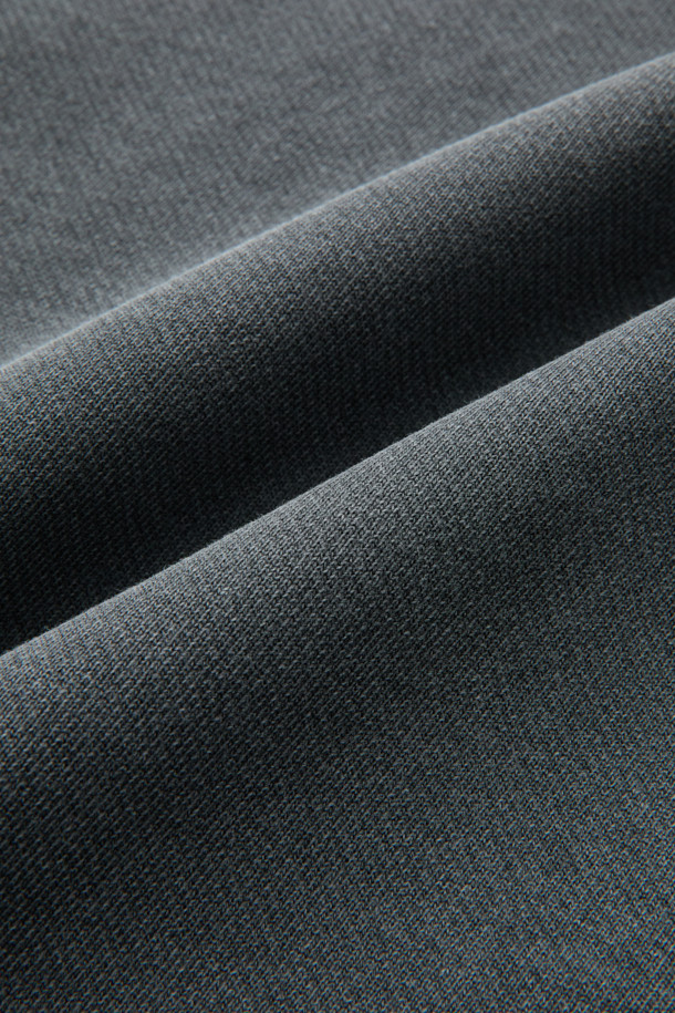 안동 솔티드 고등어 피그다잉 후드 집업은 빈티지하면서도 캐주얼한 무드를 연출하는 남녀공용 후드 집업입니다. 부드러운 면 소재로 제작되어 편안한 착용감을 선사하며, 두꺼운 두께감으로 가을, 겨울 시즌에 따뜻하게 입을 수 있습니다. 다크 그레이 컬러에 드롭 숄더와 루즈핏 디자인으로 트렌디함을 더했으며, 금속 투웨이 지퍼와 리브 조직 마감으로 퀄리티를 높였습니다. 고등어 그래픽 나염이 돋보이는 유니크한 디자인으로, 동네 마실룩, 가을 나들이룩, 겨울 데일리룩 등 다양한 TPO에 활용하기 좋습니다. 캐주얼, 스트리트 스타일을 즐겨 입는 분들께 추천합니다.
