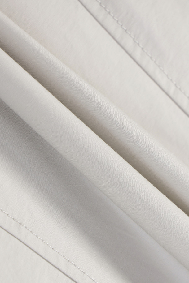 일상과 출근룩에 모두 잘 어울리는 셔츠형 패디드 점퍼입니다. 면과 나일론 혼방 소재로 제작되어 부드러운 촉감과 가벼운 착용감을 선사하며, 초겨울 날씨에 적합합니다. 셔츠 디자인에 히든 플래킷과 스냅 버튼 여밈 방식을 적용하여 클래식하고 미니멀한 스타일을 연출합니다. 독일 프라우덴사의 comfortemp 패딩 충전재와 생활 방수 기능, 드로우스트링 밑단, 큼직한 전면 포켓, 카라 디자인, 다트와 패널 디테일 등 다양한 특징을 갖추었습니다. 여유 있는 핏으로 편안함까지 더했습니다.
