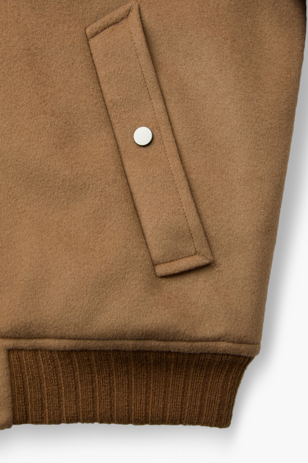 탈부착 퍼 카라 FUR (퍼) 디테쳐블 울 블루종 점퍼는 부드러운 메리노울과 울 소재로 제작되어 겨울철에도 따뜻하게 착용할 수 있습니다. 숏 기장의 볼륨감 있는 핏과 집업 여밈 방식으로 편안함을 더했으며, 클래식과 캐주얼 스타일 모두 소화 가능한 디자인입니다. 퀄팅 안감과 패딩 충전재는 보온성을 높이고, 니트 소매단과 밑단 마감으로 안정적인 착용감을 제공합니다. 은은한 광택감이 매력적인 이 블루종은 탈부착 가능한 퍼 카라로 다양한 스타일을 연출할 수 있습니다.
