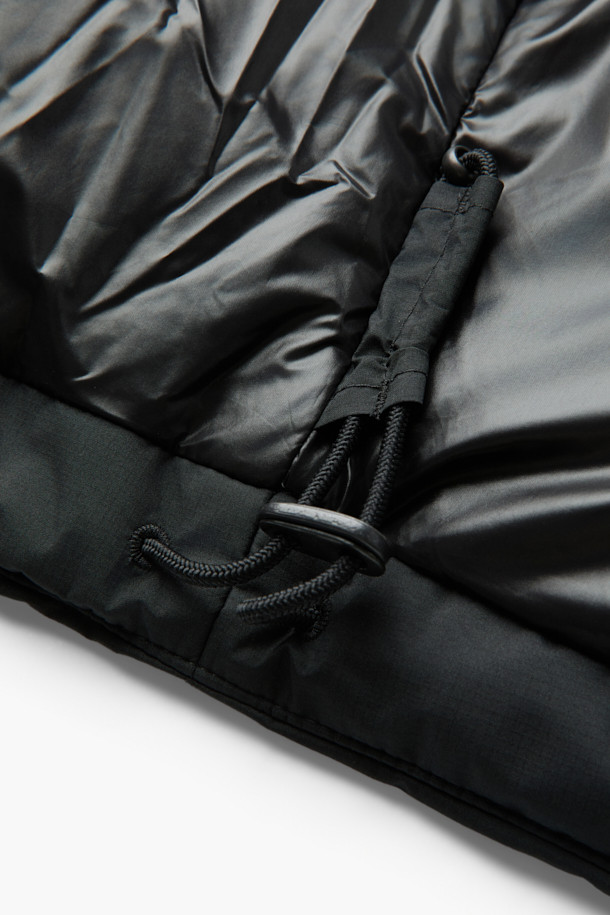 논퀼팅 숏 카라 다운은 미니멀하고 베이직한 스타일의 겨울철 필수 아우터입니다. 블랙 컬러의 무지 디자인으로, 출근룩과 여행룩 등 다양한 TPO에 활용하기 좋습니다. 숏 기장의 레귤러핏으로 제작되었으며, 버튼 여밈 방식과 부드러운 촉감이 특징입니다. 700~750 필파워의 다운 80%, 깃털 20% 충전재에 벨루어 기모 안감, 리브 니트 소매 안감으로 보온성을 높였습니다. 플랩 포켓, 사이드 포켓, 드로우스트링 밑단 등 실용적인 디테일과 방풍, 자외선 차단, 속건, 경량 기능을 갖춘 제품입니다.
