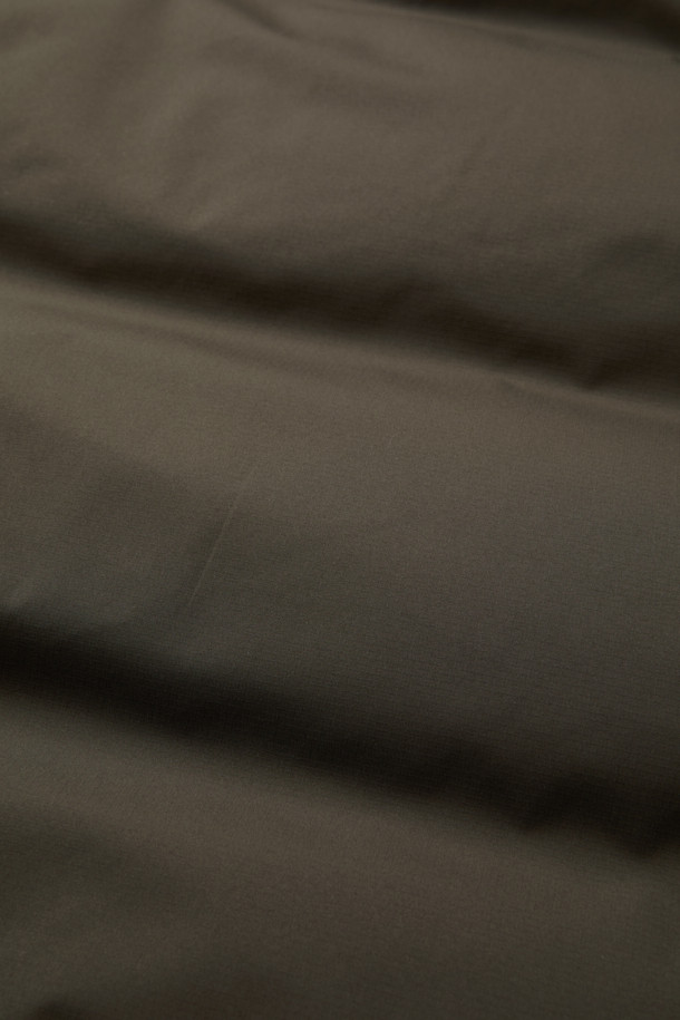 논퀼팅 숏 카라 다운은 미니멀하고 모던한 스타일의 겨울철 아우터입니다. 릴랙스핏으로 편안한 착용감을 제공하며, 두꺼운 두께감으로 뛰어난 보온성을 자랑합니다. 논퀼팅 디자인에 밑단 스트링, 플랩 포켓, 이중 포켓, 소매 리브 니트 등의 디테일이 돋보입니다. 다운 80%, 깃털 20%의 충전재와 기모 안감으로 따뜻함을 더하고, 방풍, 속건, 자외선 차단, 신축성, 경량 기능까지 갖춰 실용적입니다. 출근룩, 캐주얼 스타일 모두에 잘 어울리는 기본 아이템입니다.
