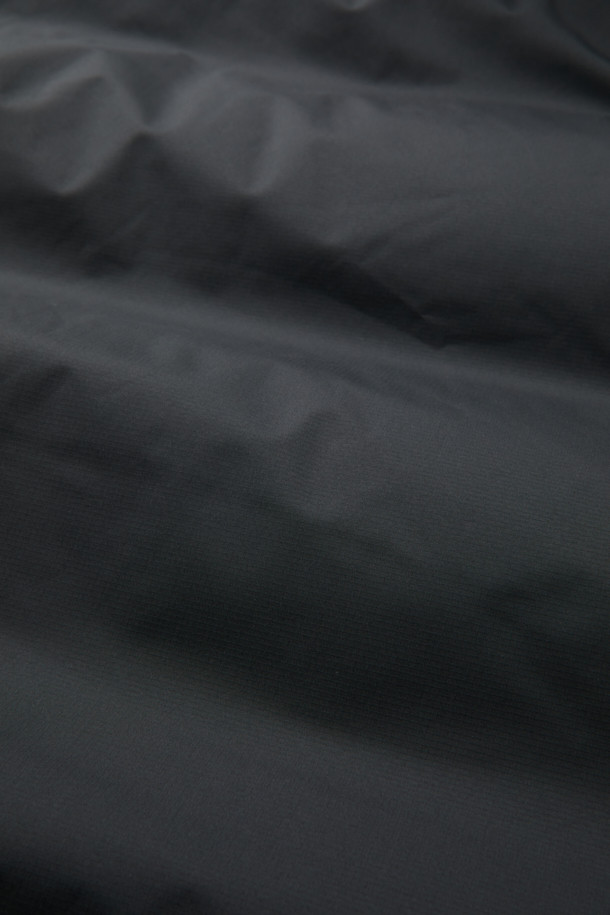 미니멀하고 베이직한 디자인의 논퀼팅 숏 후드 다운 점퍼입니다. 겨울철 출근룩에 적합하며, 숏 기장과 오버핏으로 트렌디한 스타일을 연출합니다. 80% 다운, 20% 깃털 충전재로 700~750 필파워의 우수한 보온성을 제공하며, 방풍 및 자외선 차단 기능으로 쾌적한 착용감을 선사합니다. 히든 플래킷, 이중 여밈, 소매 안쪽 니트 디테일, 가슴 및 슬릿 포켓, 밑단 스트링 등 섬세한 디테일이 돋보입니다. 블랙 컬러의 부드러운 폴리에스테르 소재로 제작되어 일상생활에서 편안하게 착용할 수 있습니다.
