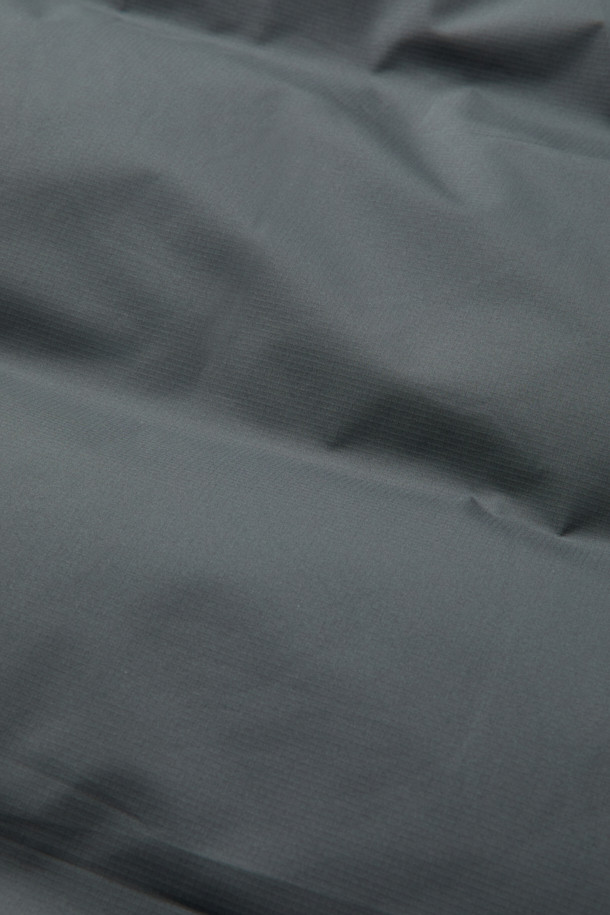 미니멀한 디자인의 논퀼팅 숏 후드 다운입니다. 부드러운 촉감의 폴리에스테르 소재로 제작되어 편안한 착용감을 선사하며, 겨울철 보온을 책임집니다. 80% 다운, 20% 깃털 충전재와 700~750 필파워로 뛰어난 보온성을 제공하며, 방풍 기능으로 외부의 찬 바람을 효과적으로 막아줍니다. TORAY(토레이)사 원단을 사용하여 자외선 차단 및 속건 기능까지 갖췄으며, 오버핏으로 제작되어 편안한 활동성을 보장합니다. 출근룩, 여행룩 등 다양한 TPO에 활용할 수 있으며, 지퍼와 스냅 여밈 방식, 히든 플래킷, 니트 소매 안감, 스트링 밑단 디테일로 완성도를 높였습니다.
