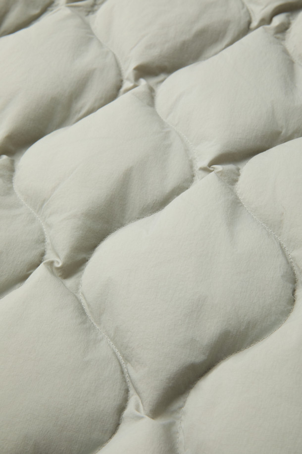 가볍고 따뜻한 경량 퀼팅 후드 다운 점퍼입니다. 겉감은 바스락거리는 나일론 소재, 안감은 부드러운 촉감으로 편안한 착용감을 선사합니다. 머스코비 다운 (솜털 80%, 깃털 20%) 충전재와 700-750 필파워로 뛰어난 보온성을 제공하며, 방풍 기능으로 야외 활동 시에도 쾌적함을 유지해 줍니다. 숏 기장의 루즈핏으로 캐주얼 스타일을 연출하기 좋으며, 후드, 퀼팅, 드로우스트링, 아웃포켓 등의 디테일이 돋보입니다. 여행룩, 캠핑룩, 등산룩 또는 캐주얼, 고프코어, 미니멀 스타일로 다양하게 활용할 수 있습니다.
