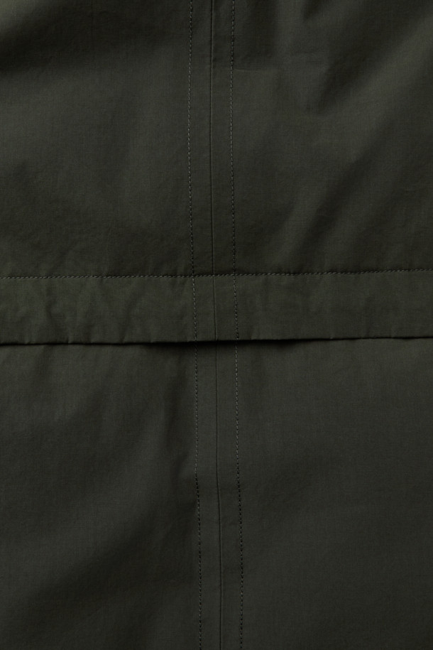 세련된 무드의 하이넥 FUR (퍼) 미들 다운입니다. 클래식하고 미니멀한 스타일로, 일상과 출근, 여행 등 다양한 TPO (티피오)에 활용하기 좋습니다. 방풍, 발수, 보온 기능으로 혹독한 겨울 추위에도 끄떡없으며, 왁스 코팅 처리된 나일론 소재로 고급스러움을 더했습니다. 머스코비 다운(700~750 필파워)과 다운 80%, 깃털 20% 충전재, 페이크 퍼 배색, 소뿔 단추, 허리 스트링 디테일로 보온성과 스타일을 동시에 잡았습니다.
