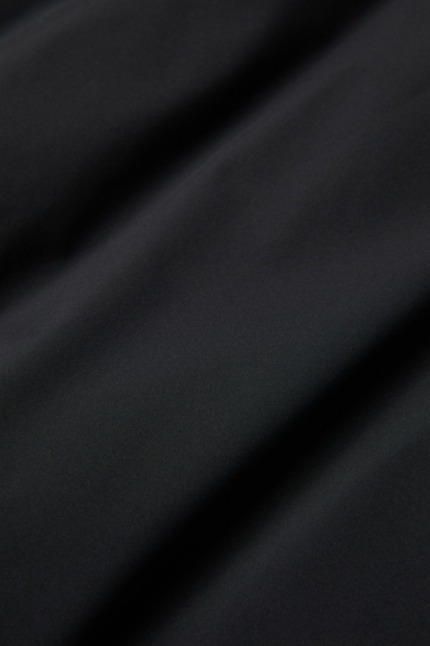 숄카라 롱 로브 다운은 쌀쌀한 겨울 날씨에도 따뜻하고 스타일리시하게 연출할 수 있는 아우터입니다. 클래식한 무드의 무지 디자인으로, 출근룩과 미니멀한 스타일 모두에 잘 어울립니다. 머스코비 다운 80%, 깃털 20% 충전재에 700~750 필파워로 뛰어난 보온성을 자랑하며, 2LAYER 방풍/방수 코팅으로 외부로부터의 보호 기능을 더했습니다. 부드러운 촉감의 폴리에스테르 소재에 숄카라 디자인, 롱 기장, 탈부착 허리벨트, 니트 리브 소맷단, 그리고 웰트 포켓으로 실용성과 디자인을 모두 갖추었습니다. 오버핏으로 편안한 착용감을 선사하며, 방풍, 방수, 보온, 경량 기능으로 겨울철 당신의 따뜻함을 책임져 줄 것입니다.
