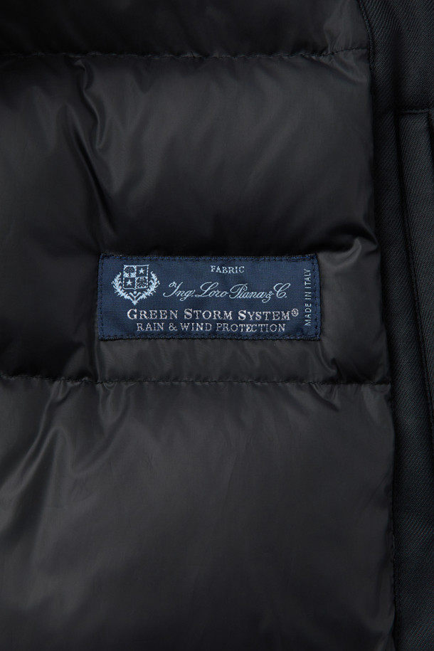 로로피아나(Loro Piana) 패브릭 미들 다운 점퍼는 포멀과 캐주얼 스타일을 아우르는 블랙 컬러의 겨울철 필수 아우터입니다. 울과 나일론 혼방 소재로 제작되어 부드러운 촉감과 뛰어난 보온성을 제공하며, 방수 및 방풍 기능을 갖춰 여행이나 일상생활에서 활용하기 좋습니다. 릴랙스핏과 오버핏으로 편안한 착용감을 선사하며, 구스다운 90%와 깃털 10%의 충전재, 필파워 650~700으로 뛰어난 보온성을 자랑합니다. 울 리브 니트 카라와 소매, 히든 스냅 여밈, 배색 테이프 디테일이 고급스러움을 더합니다.
