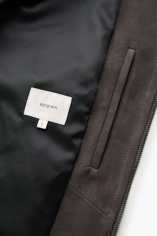 가을과 겨울, 당신의 스타일을 책임질 '고트 스웨이드 점퍼'입니다. 고급스러운 고트 스웨이드 소재와 부드러운 촉감이 특징이며, 세미 오버핏으로 편안한 착용감을 선사합니다. 브라운 컬러의 무지 디자인은 클래식하면서도 미니멀한 분위기를 연출하며, 2WAY 지퍼, 사이드 포켓, 히든 스냅 디테일이 돋보입니다. 긴 소매와 소매/밑단 사이즈 조절 기능으로 완벽한 핏을 완성할 수 있으며, 데이트룩, 모임룩 등 다양한 TPO에 활용하기 좋습니다.
