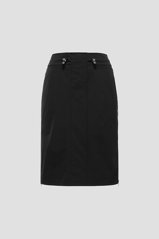 **HIDDEN-PLEATED MIDI SKIRT(WOMEN) (히든 플리츠 미디 스커트)**는 여성 골프 및 스포츠 활동에 적합한 미디 스커트입니다. 부드러운 폴리에스테르 소재로 제작되었으며, 사계절 내내 착용 가능합니다. 미니멀하고 스포티한 스타일의 무지 블랙 컬러 플리츠 스커트로, 히든 플리츠 디테일과 허리 스트링으로 편안한 착용감을 제공합니다. 또한 로고 장식으로 포인트를 더했으며, 속바지가 포함되어 활동성을 높였습니다. 레귤러핏으로 제작되어 편안하게 골프룩을 완성할 수 있습니다.
