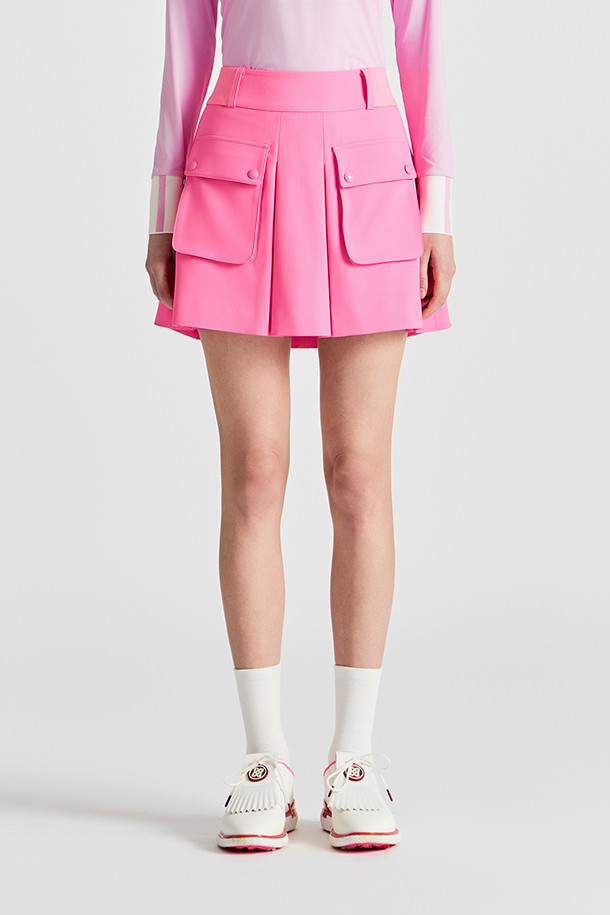 POCKET PLEATS SKIRT(WOMEN)는 여성용 플리츠 스커트입니다. 핑크 컬러의 미니스커트로, A라인과 플리츠 스타일의 치마핏을 자랑합니다. 허리 이밴드와 미드라이즈 디자인으로 편안한 착용감을 제공하며, 뒷면 플리츠 디테일이 돋보입니다. 카고 포켓 디자인으로 스포티하면서도 캐주얼한 무드를 연출하며, 속바지가 포함되어 있어 활동적인 골프룩이나 일상복으로 활용하기 좋습니다. 봄, 여름 시즌에 적합한 레귤러핏 스커트입니다.
