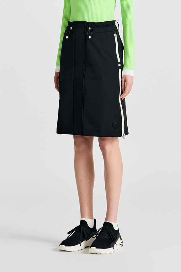 **HIDDEN-PLEATED MIDI SKIRT(WOMEN) (히든 플리츠 미디 스커트)**는 여성 골프 및 스포츠 활동에 적합한 미디 스커트입니다. 부드러운 폴리에스테르 소재로 제작되었으며, 사계절 내내 착용 가능합니다. 미니멀하고 스포티한 스타일의 무지 블랙 컬러 플리츠 스커트로, 히든 플리츠 디테일과 허리 스트링으로 편안한 착용감을 제공합니다. 또한 로고 장식으로 포인트를 더했으며, 속바지가 포함되어 활동성을 높였습니다. 레귤러핏으로 제작되어 편안하게 골프룩을 완성할 수 있습니다.
