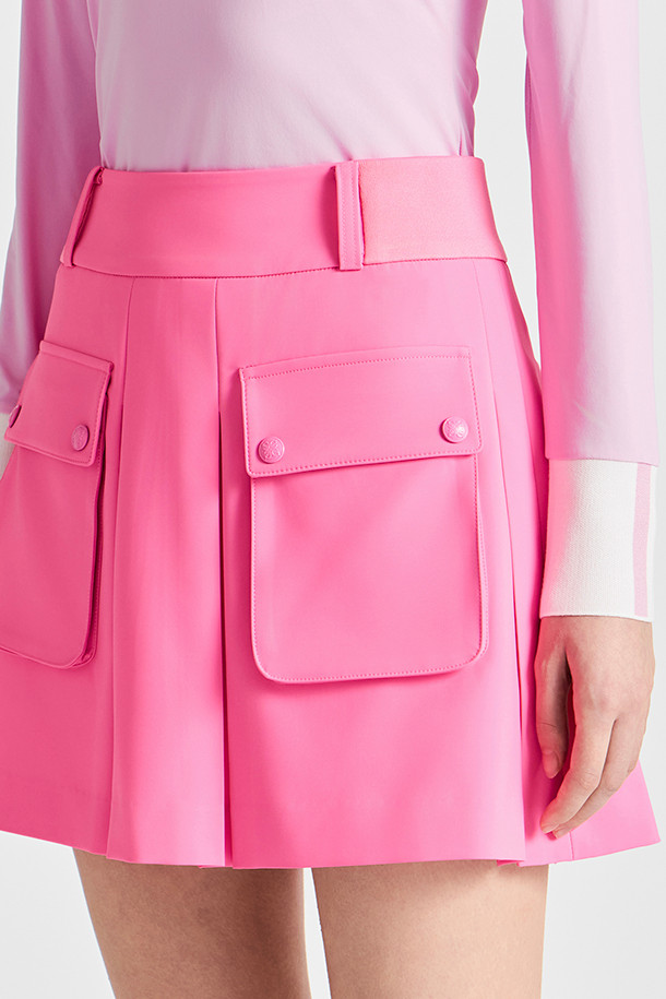 POCKET PLEATS SKIRT(WOMEN)는 여성용 플리츠 스커트입니다. 핑크 컬러의 미니스커트로, A라인과 플리츠 스타일의 치마핏을 자랑합니다. 허리 이밴드와 미드라이즈 디자인으로 편안한 착용감을 제공하며, 뒷면 플리츠 디테일이 돋보입니다. 카고 포켓 디자인으로 스포티하면서도 캐주얼한 무드를 연출하며, 속바지가 포함되어 있어 활동적인 골프룩이나 일상복으로 활용하기 좋습니다. 봄, 여름 시즌에 적합한 레귤러핏 스커트입니다.

