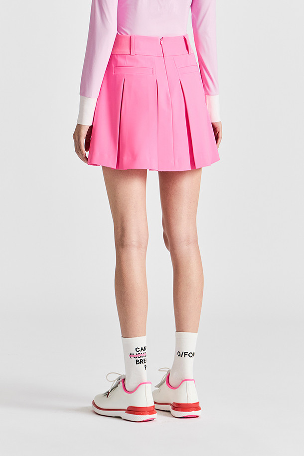 POCKET PLEATS SKIRT(WOMEN)는 여성용 플리츠 스커트입니다. 핑크 컬러의 미니스커트로, A라인과 플리츠 스타일의 치마핏을 자랑합니다. 허리 이밴드와 미드라이즈 디자인으로 편안한 착용감을 제공하며, 뒷면 플리츠 디테일이 돋보입니다. 카고 포켓 디자인으로 스포티하면서도 캐주얼한 무드를 연출하며, 속바지가 포함되어 있어 활동적인 골프룩이나 일상복으로 활용하기 좋습니다. 봄, 여름 시즌에 적합한 레귤러핏 스커트입니다.
