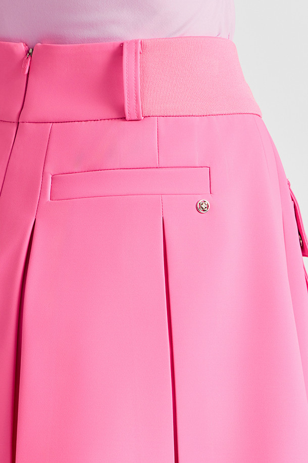POCKET PLEATS SKIRT(WOMEN)는 여성용 플리츠 스커트입니다. 핑크 컬러의 미니스커트로, A라인과 플리츠 스타일의 치마핏을 자랑합니다. 허리 이밴드와 미드라이즈 디자인으로 편안한 착용감을 제공하며, 뒷면 플리츠 디테일이 돋보입니다. 카고 포켓 디자인으로 스포티하면서도 캐주얼한 무드를 연출하며, 속바지가 포함되어 있어 활동적인 골프룩이나 일상복으로 활용하기 좋습니다. 봄, 여름 시즌에 적합한 레귤러핏 스커트입니다.
