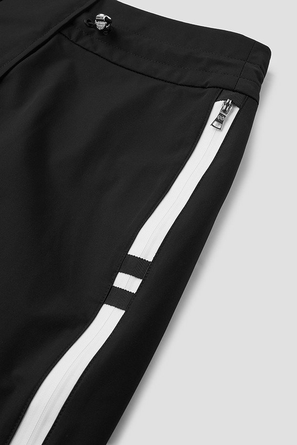 **HIDDEN-PLEATED MIDI SKIRT(WOMEN) (히든 플리츠 미디 스커트)**는 여성 골프 및 스포츠 활동에 적합한 미디 스커트입니다. 부드러운 폴리에스테르 소재로 제작되었으며, 사계절 내내 착용 가능합니다. 미니멀하고 스포티한 스타일의 무지 블랙 컬러 플리츠 스커트로, 히든 플리츠 디테일과 허리 스트링으로 편안한 착용감을 제공합니다. 또한 로고 장식으로 포인트를 더했으며, 속바지가 포함되어 활동성을 높였습니다. 레귤러핏으로 제작되어 편안하게 골프룩을 완성할 수 있습니다.
