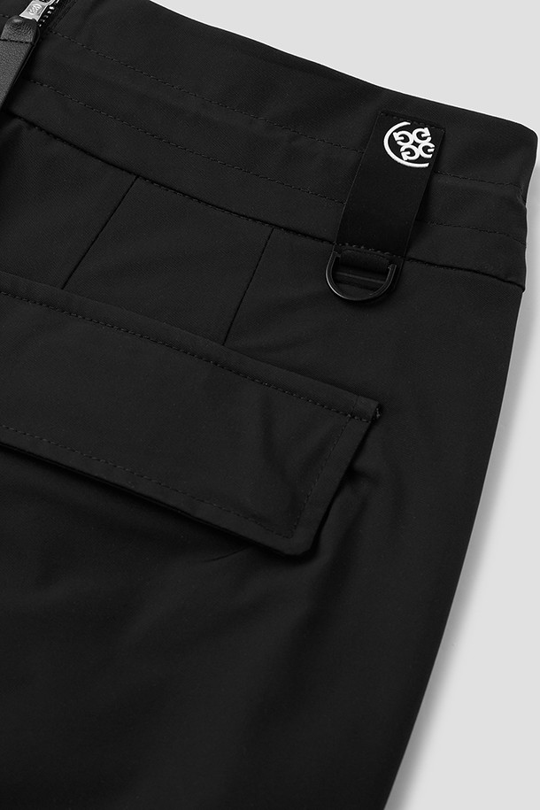 **HIDDEN-PLEATED MIDI SKIRT(WOMEN) (히든 플리츠 미디 스커트)**는 여성 골프 및 스포츠 활동에 적합한 미디 스커트입니다. 부드러운 폴리에스테르 소재로 제작되었으며, 사계절 내내 착용 가능합니다. 미니멀하고 스포티한 스타일의 무지 블랙 컬러 플리츠 스커트로, 히든 플리츠 디테일과 허리 스트링으로 편안한 착용감을 제공합니다. 또한 로고 장식으로 포인트를 더했으며, 속바지가 포함되어 활동성을 높였습니다. 레귤러핏으로 제작되어 편안하게 골프룩을 완성할 수 있습니다.
