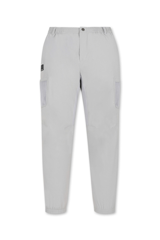 메쉬 카고 조거 팬츠는 통기성이 우수한 메쉬 소재로 제작되어, 봄, 여름, 가을, 겨울 사계절 모두 활용 가능한 남성용 조거 팬츠입니다. 스포티하고 캐주얼한 스타일을 연출하며, 미니멀한 디자인으로 어떤 상의에도 쉽게 매치할 수 있습니다. 그레이와 블랙 두 가지 색상으로 출시되었으며, 슬림핏, 스트레이트핏, 테이퍼드핏, 와이드핏 등 다양한 핏을 선택할 수 있습니다. 밴딩 처리된 허리와 무릎 다트, 입체 패턴으로 편안한 착용감을 제공하며, 리플렉티브 스티치와 메쉬 카고 포켓, 우측 사선 포켓 등의 디테일이 돋보입니다. 골프룩으로도 손색없는 실용적인 아이템입니다.
