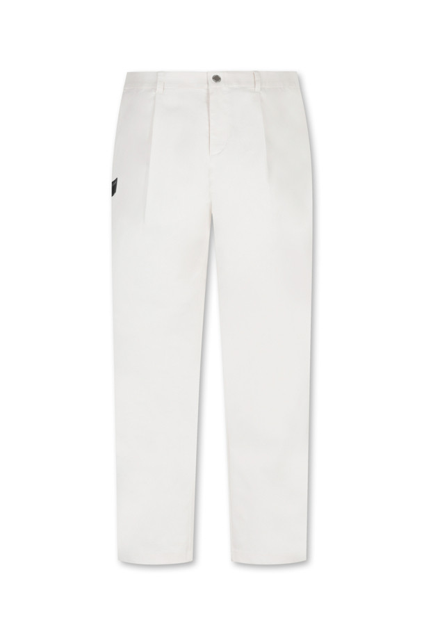 "턱 테이퍼드 팬츠"는 남성용 골프 팬츠로, 봄, 여름, 가을, 겨울 모든 계절에 착용 가능합니다. 클래식하면서도 미니멀한 스타일을 추구하며, 블루와 아이보리 두 가지 색상으로 출시되었습니다. 1:7 비율 허리밴드, 싱글 플리츠, 메탈 후크 잠금장치, 2cm 밑단, 사이드 대각선 포켓, 백 요크, 싱글 웰트 포켓, 지갑 포켓, 로고 자수, D링 장식 등 다양한 디테일이 특징입니다. 슬림핏과 스트레이트 핏으로 연출 가능하며, 뻣뻣한 촉감의 면 소재로 제작되었습니다. 골프룩, 비즈니스 캐주얼, 출근룩 등 다양한 TPO에 활용할 수 있습니다.
