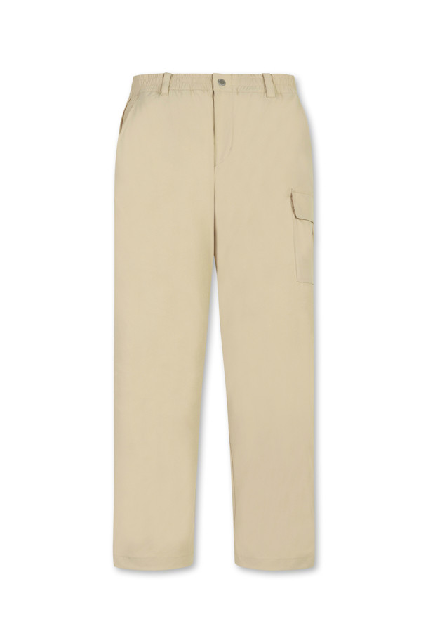 패턴 프린팅 팬츠는 남성용 카고 바지로, 봄, 가을, 겨울 계절에 착용하기 좋습니다. 베이지 컬러의 경량 스트레치 소재로 제작되어 스포티한 스타일을 연출합니다. 전체 밴딩 허리밴드와 밑단 스트링, 스토퍼로 편안한 착용감을 제공하며, 슬림핏, 스트레이트핏, 테이퍼드핏, 와이드핏 등 다양한 핏으로 선보입니다. 커브드 라인 로고 프린트가 돋보이며, 우측 플랩커버 아웃포켓과 전면 사선 싱글월 포켓 디테일로 실용성을 더했습니다. 골프룩, 여행룩, 캐주얼, 미니멀 스타일을 즐기는 분들에게 적합합니다.
