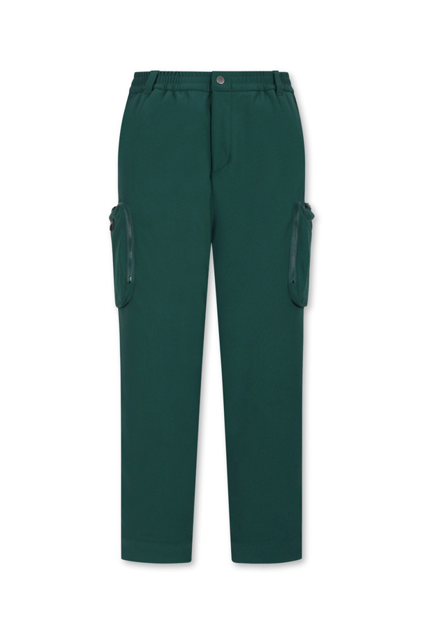 부드러운 촉감과 따뜻함을 선사하는 백 브러쉬드 조거 팬츠입니다. 남성용으로, 그린 컬러의 무지 디자인이 특징이며, 가을/겨울 시즌에 적합합니다. 릴랙스 핏과 조거핏으로 편안한 착용감을 제공하며, 두꺼운 기모 안감과 브러쉬드 가공으로 보온성을 높였습니다. 골프, 일상, 캠핑 등 다양한 TPO에 스포티, 캐주얼, 미니멀 스타일로 활용하기 좋습니다. 밴딩 처리된 허리 부분은 활동성을 더합니다.
