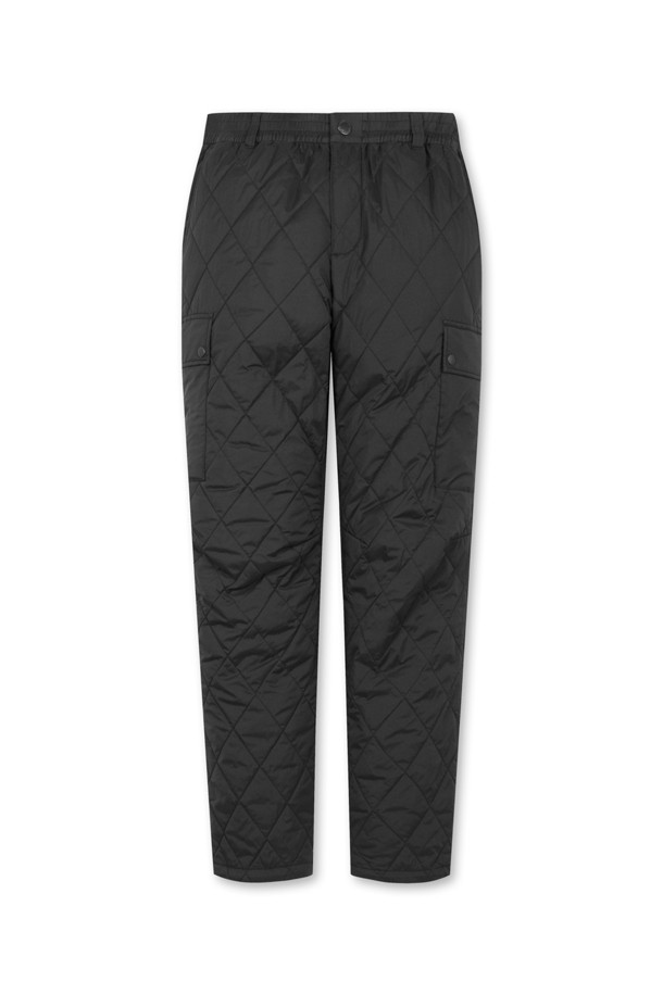 블랙 컬러의 퀄팅 조거 팬츠입니다. 남성용으로, 가을과 겨울에 따뜻하게 착용할 수 있습니다. 스포티하면서도 캐주얼한 스타일로 골프, 일상 등 다양한 TPO에 활용 가능합니다. 릴랙스 핏과 부드러운 촉감, 두꺼운 두께로 편안한 착용감을 선사하며, 밴딩 처리로 활동성을 높였습니다. 퀄팅 디테일과 조거 스타일이 돋보이는 보온성이 뛰어난 긴바지입니다.
