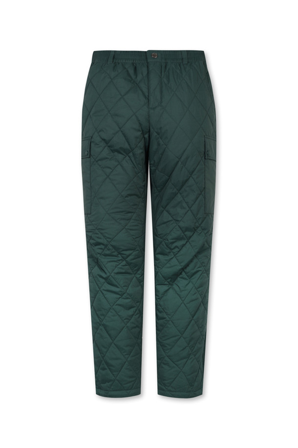 퀼티드 조거 팬츠는 남성을 위한 캐주얼 & 스포티 스타일의 조거 팬츠입니다. 봄, 가을, 겨울 시즌에 적합하며, 블랙과 그린 두 가지 색상으로 제공됩니다. 다이아몬드 퀼팅 패턴과 슬림핏 디자인이 특징이며, 우븐, 폴리에스터 소재로 제작되었습니다. 좌우 사선 포켓, 아웃 카고 포켓, 후면 싱글 월렛 포켓, 조절 가능한 밑단 스트링, 무릎 부분 입체 다트 등의 디테일이 돋보입니다. 전체 밴딩과 폴리 충전재 안감으로 편안함과 보온성을 더했으며, 골프룩으로도 활용 가능합니다.
