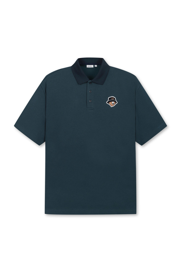 소프트 터치 피케 폴로 카라 반팔 티셔츠는 부드러운 촉감이 특징인 남성용 상의입니다. 스포티하면서도 캐주얼한 무드를 연출하며, 골프, 일상 등 다양한 TPO에 적합합니다. 흡습, 신축성, 속건 기능으로 쾌적한 착용감을 제공하며, 슬림핏, 레귤러핏, 오버핏 중 선택 가능합니다. 레드, 그린, 블루 세 가지 색상으로 출시되었으며, 대비색상 칼라, 버튼 플래킷, 가슴 포켓, 곰 패치 장식, 대비색상 버튼, 어깨 모빌론 테이프, 옆트임 등의 디테일이 돋보입니다. 면, 폴리에스테르, 스판덱스 혼방 소재로 제작되어 편안한 착용감을 선사합니다.
