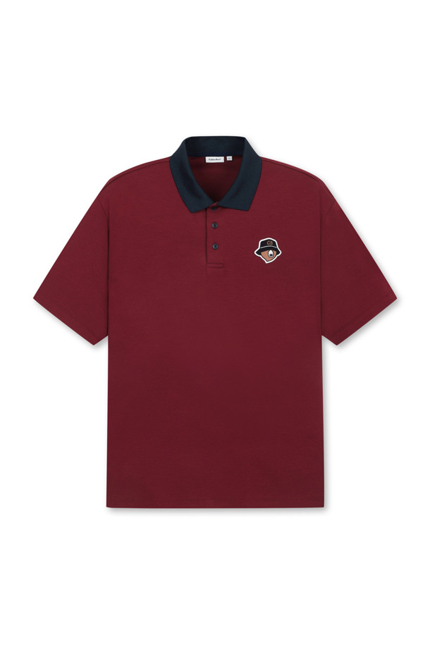 소프트 터치 피케 폴로 카라 반소매 티셔츠는 남성용 상의로, 부드러운 촉감이 특징입니다. 여름, 가을, 겨울 계절에 걸쳐 골프 및 일상용으로 활용 가능하며, 슬림핏, 레귤러핏, 오버핏으로 출시됩니다. 무지 패턴에 레드, 그린, 블루 세 가지 색상으로 만나보실 수 있으며, 폴로넥 디자인과 대비 색상 칼라가 돋보입니다. 신축성과 속건 기능을 갖춘 면, 폴리에스테르, 스판덱스 혼방 소재로 제작되었으며, 왼쪽 가슴 포켓, 리뉴얼된 베어 패치, 밑단 사이드 슬릿 등의 디테일이 돋보이는 캐주얼, 스포티 스타일의 미니멀한 골프룩입니다.
