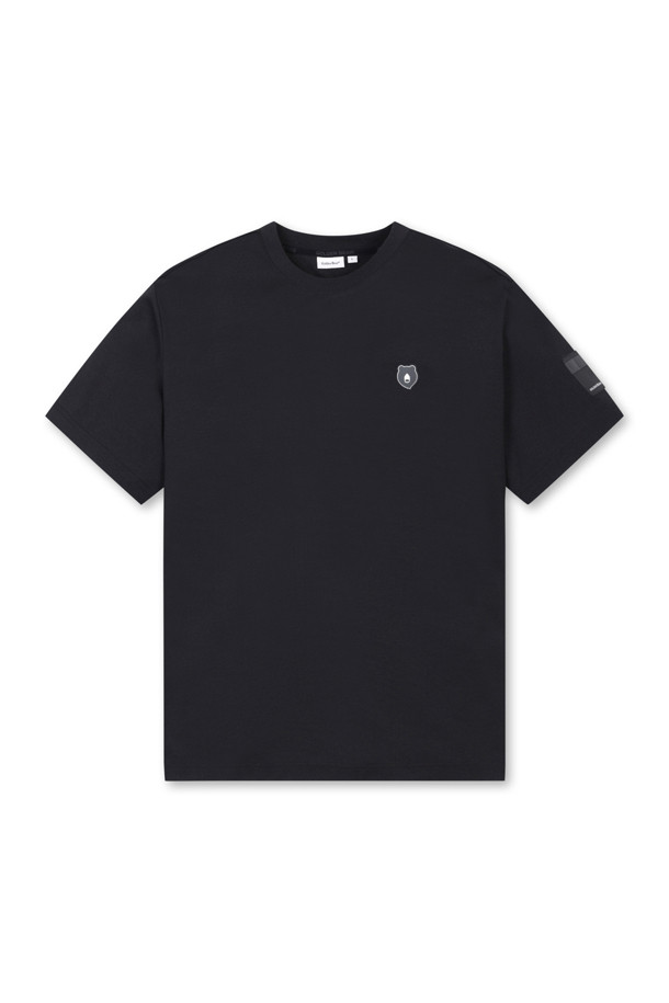 반사 프린트 백패널과 사이드 슬릿으로 디자인된 Reflective Graphic SS 티셔츠입니다. 부드러운 면 소재로 제작되어 편안한 착용감을 선사하며, 슬림핏, 레귤러핏, 오버핏 등 다양한 핏으로 출시되어 취향에 맞게 선택할 수 있습니다. 일상, 골프 등 폭넓은 용도로 활용 가능하며, 여름, 가을, 겨울 계절에 맞춰 스타일리시하게 연출할 수 있습니다.
