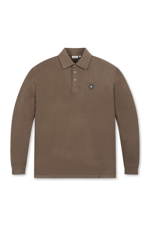 A/R 소프트 터치 카라 티셔츠는 남성용 상의로, 브라운과 블랙 두 가지 색상으로 제공됩니다. 부드러운 촉감의 아크릴레이온, 폴리우레탄 혼방 소재로 제작되었으며, 겨울철 골프 및 일상에서 활용하기 좋습니다. 베이직한 스타일의 무지 디자인에 긴 소매와 레귤러 기장으로 제작되었으며, 슬림핏, 데일리핏, 오버핏 등 다양한 핏으로 연출할 수 있습니다. 목 부분은 돌로 카라 형태로 디자인되었으며, 좌측 가슴에는 시그니처 메달리온 와펜이, 밑단과 소매단은 삼봉 마감 처리되어 잦은 사용에도 늘어짐 없이 착용할 수 있습니다.
