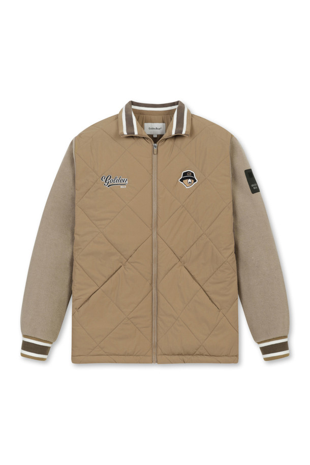 남성용 퀼티드 하이브리드 재킷입니다. 베이지 색상으로, 가을과 겨울에 따뜻하게 입을 수 있습니다. 골프 및 일상용으로 모두 활용 가능하며, 스포티하면서도 캐주얼한 스타일을 연출합니다. 폴리에스테르 소재로 제작되어 부드러운 촉감을 제공하며, 두꺼운 두께감으로 보온성을 높였습니다. 레귤러핏에 긴 소매, 집업 여밈 방식의 퀼팅 코트 타입 하이브리드 디자인입니다.
