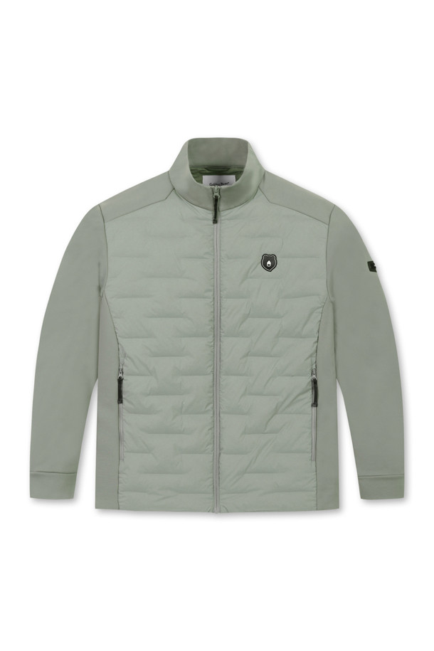 남성용 하이브리드 다운 점퍼입니다. 그레이 컬러의 무지 디자인으로, 가을과 겨울에 골프 또는 일상에서 스포티하고 캐주얼한 스타일을 연출하기 좋습니다. 두꺼운 두께감과 부드러운 촉감의 나일론, 폴리에스테르 혼방 소재로 제작되어 보온성과 방풍 기능을 제공합니다. 레귤러핏에 집업 스타일, 긴 소매 기장으로 활동성을 높였으며, 하이브리드 디자인과 기능성을 더했습니다.
