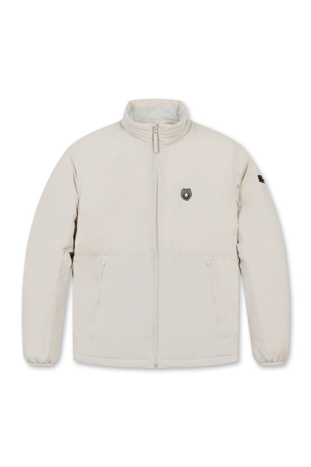 베이지 컬러의 방풍 안감 패딩 재킷입니다. 남성용으로, 가을과 겨울에 따뜻하게 착용할 수 있습니다. 스포티하면서도 캐주얼한 스타일로 골프, 일상 등 다양한 TPO에 활용 가능합니다. 무지 디자인에 레귤러 핏, 긴 소매 기장으로 제작되었으며, 두꺼운 두께감으로 보온성을 높였습니다. 나일론과 폴리에스터 혼방 소재로 부드러운 촉감을 선사하며, 집업 방식으로 간편하게 착용할 수 있습니다.
