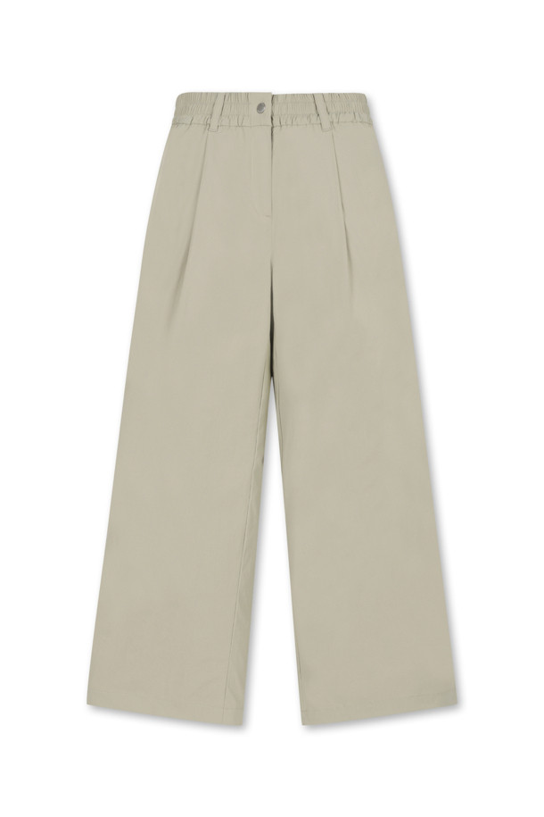 (W) 와이드 핏 팬츠는 여성 골프 및 일상용으로 디자인된 베이지 컬러의 긴 바지입니다. 봄, 여름, 가을, 겨울 모든 계절에 착용 가능하며, 베이직하고 캐주얼한 스타일을 연출합니다. 신축성이 우수하며, 타월 및 포켓 탈부착이 가능하여 실용성을 더했습니다. 골드베어 레터링 자수 로고와 시그니처 디테일이 특징이며, 편안한 와이드 핏을 제공합니다. 밴딩 처리로 활동성을 높인 골프룩을 완성해보세요.
